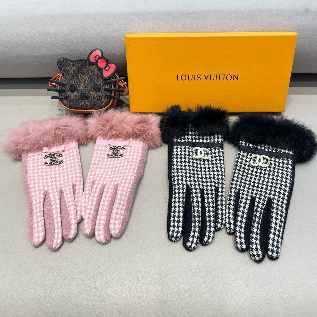CHANEL GLOVES IN PASTEL PINK MIX WHITE WOOL AND RABBIT FUR 417181