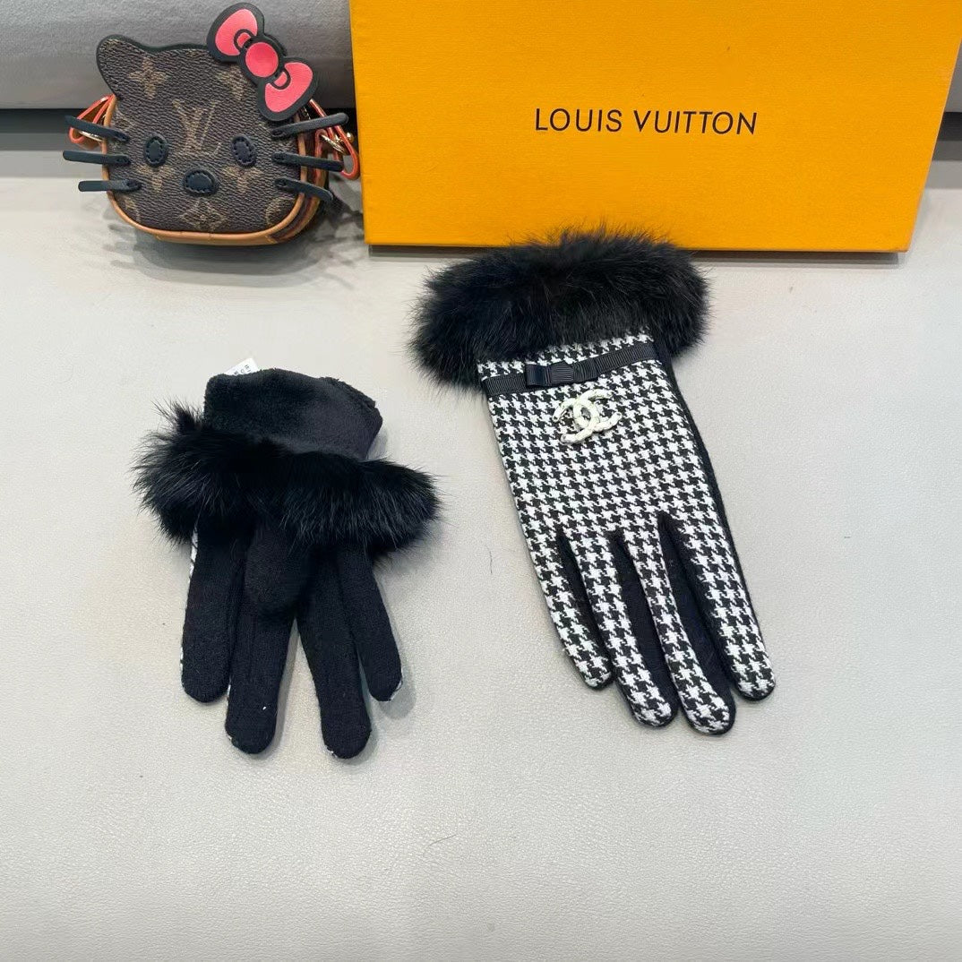 CHANEL GLOVES IN BLACK MIX WHITE WOOL AND RABBIT FUR 417182
