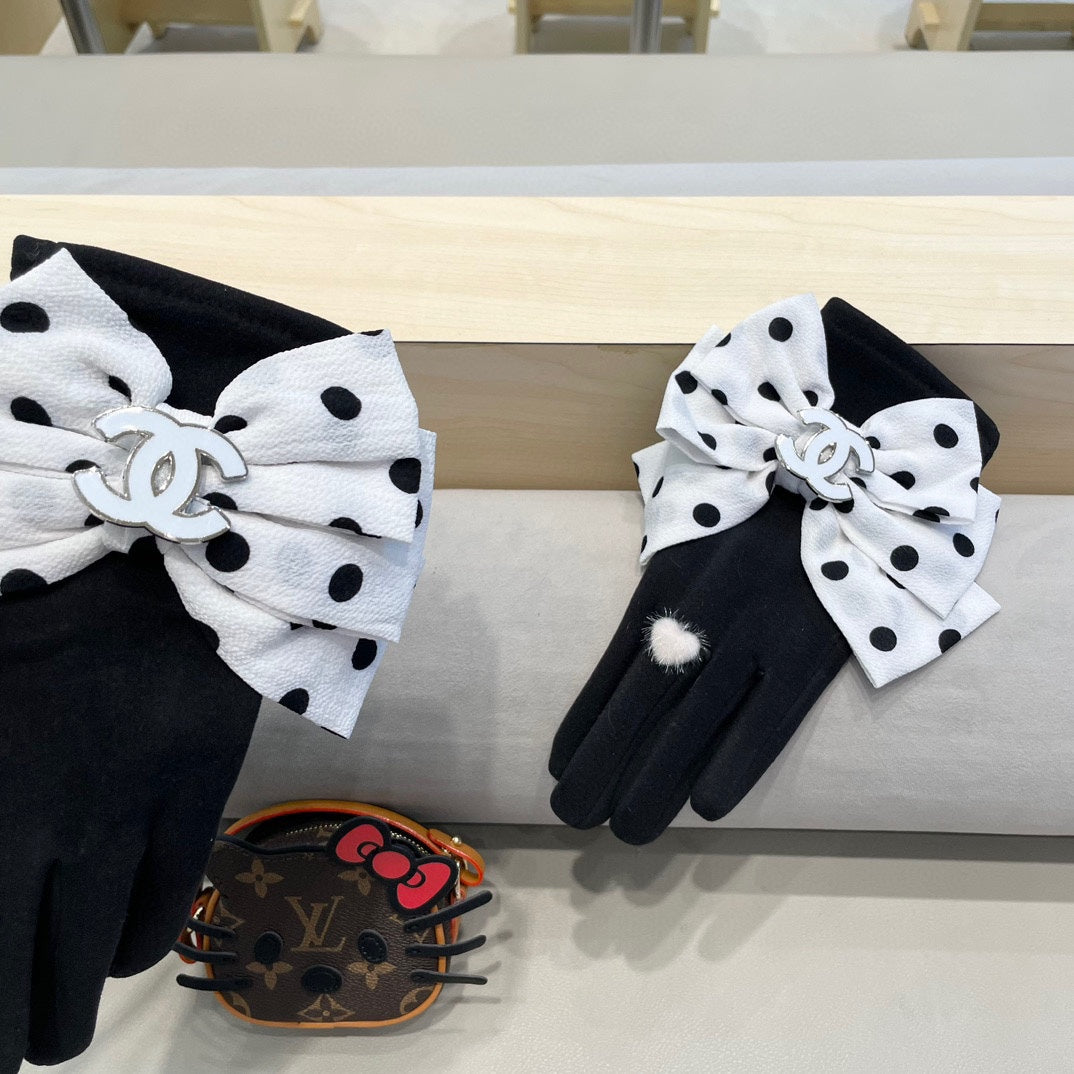 CHANEL GLOVES IN BLACK MIX WHITE WOOL 454572