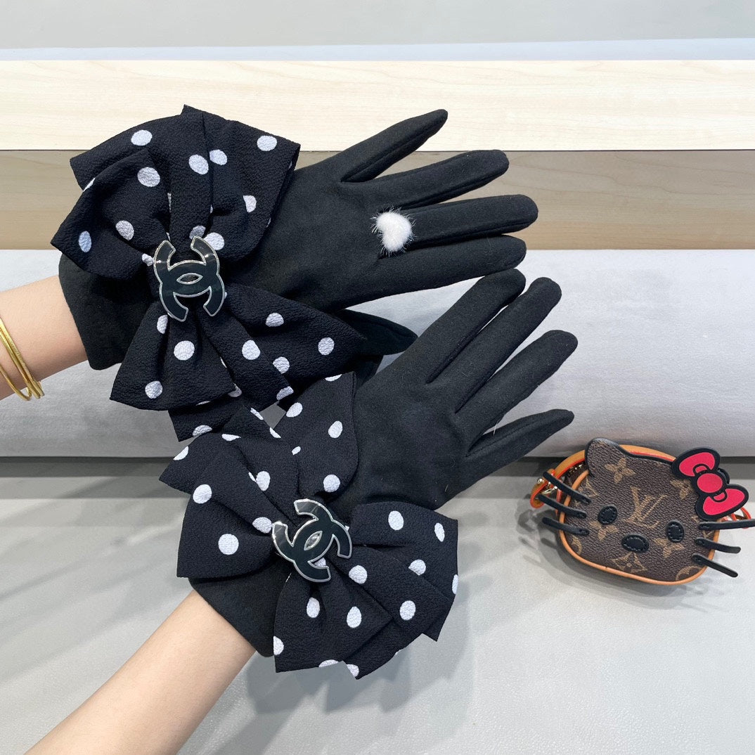 CHANEL GLOVES IN BLACK MIX WHITE WOOL 454573