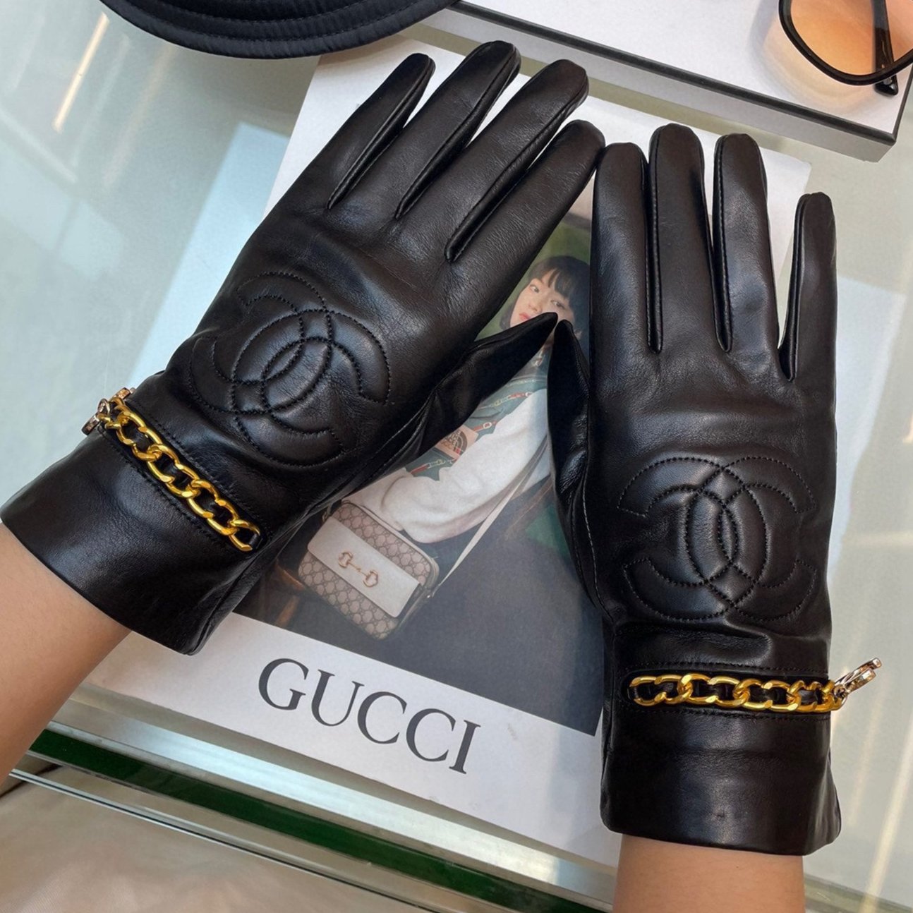 CHANEL GLOVES IN BLACK LAMBSKIN GOLD HARDWARE 463837