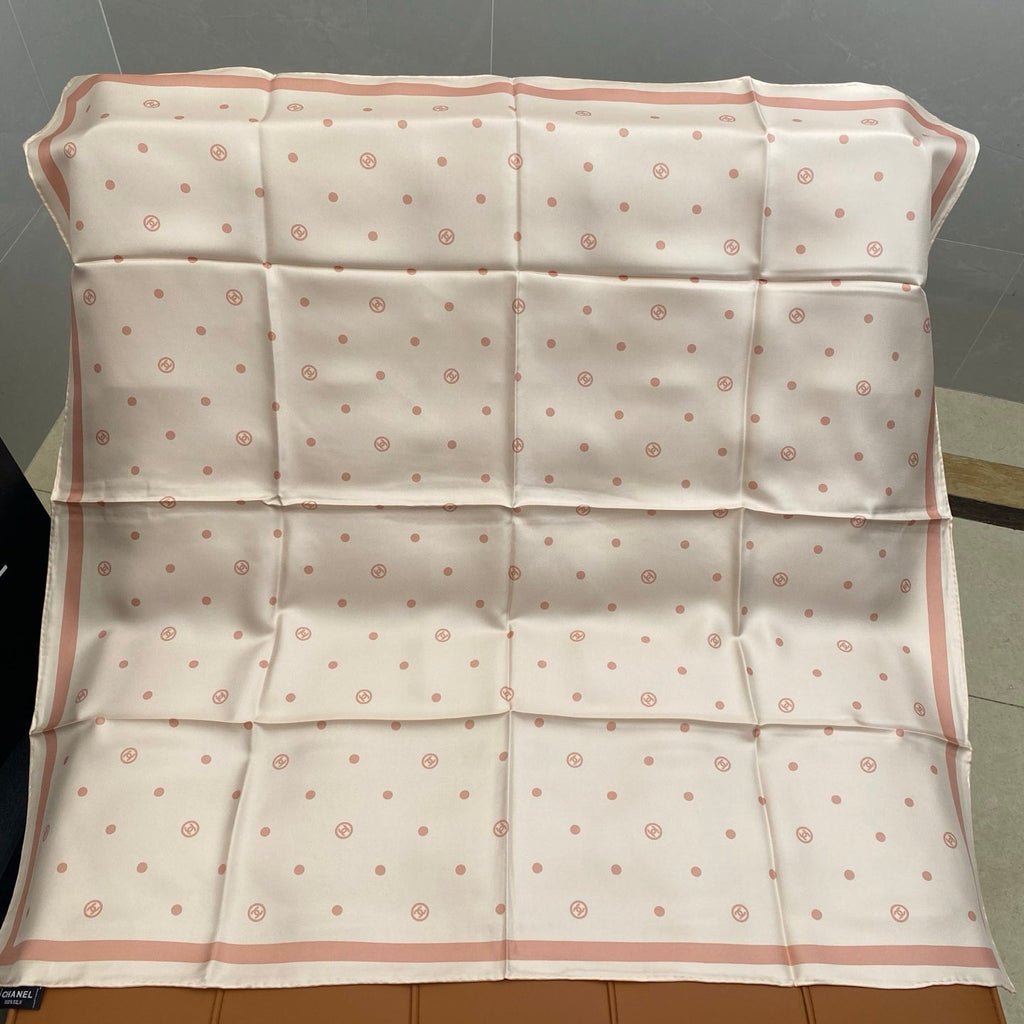 CHANEL 25S SCARF 90 IN SILK 704605