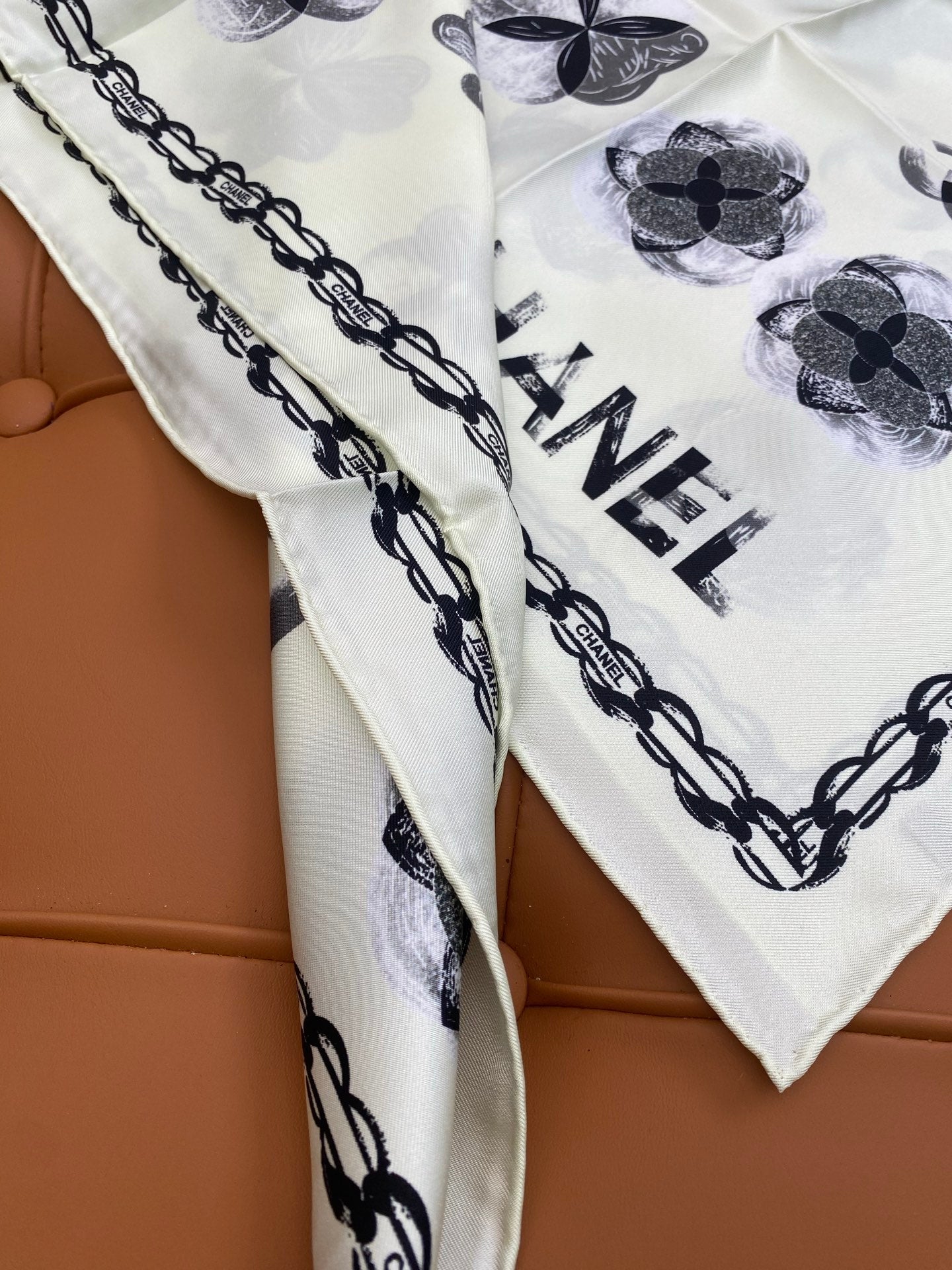CHANEL 25S SCARF 90 IN SILK 703654