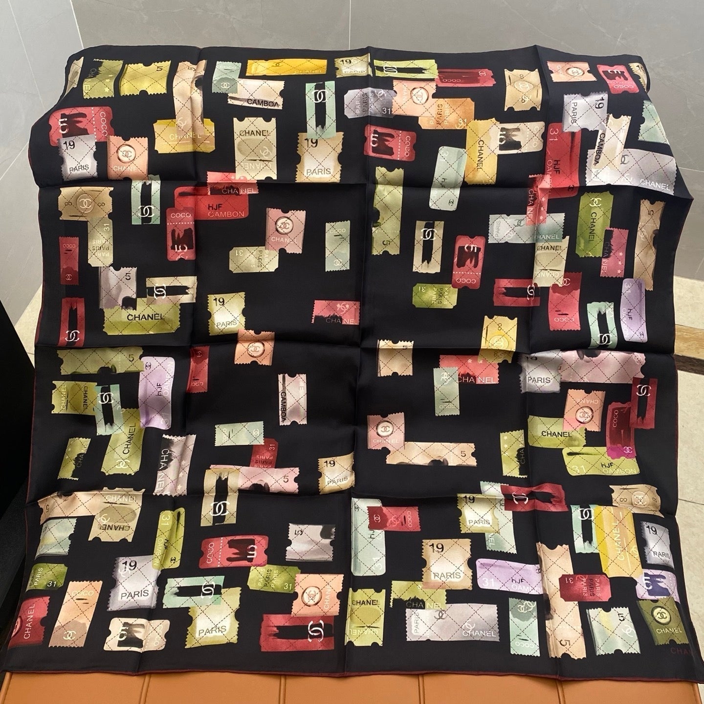 CHANEL 25S SCARF 90 IN SILK 703703