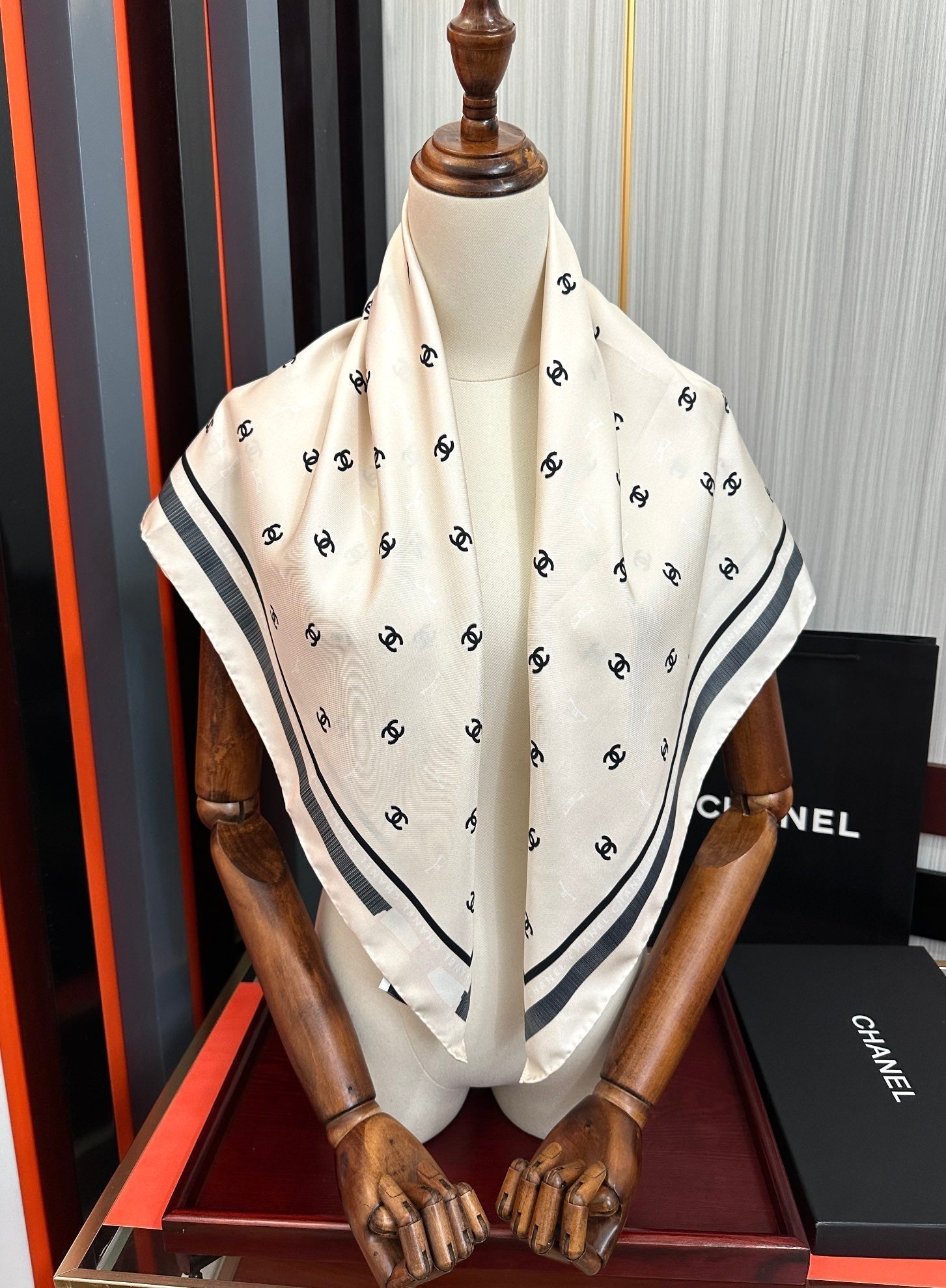 CHANEL 25S SCARF 90 IN SILK 730538