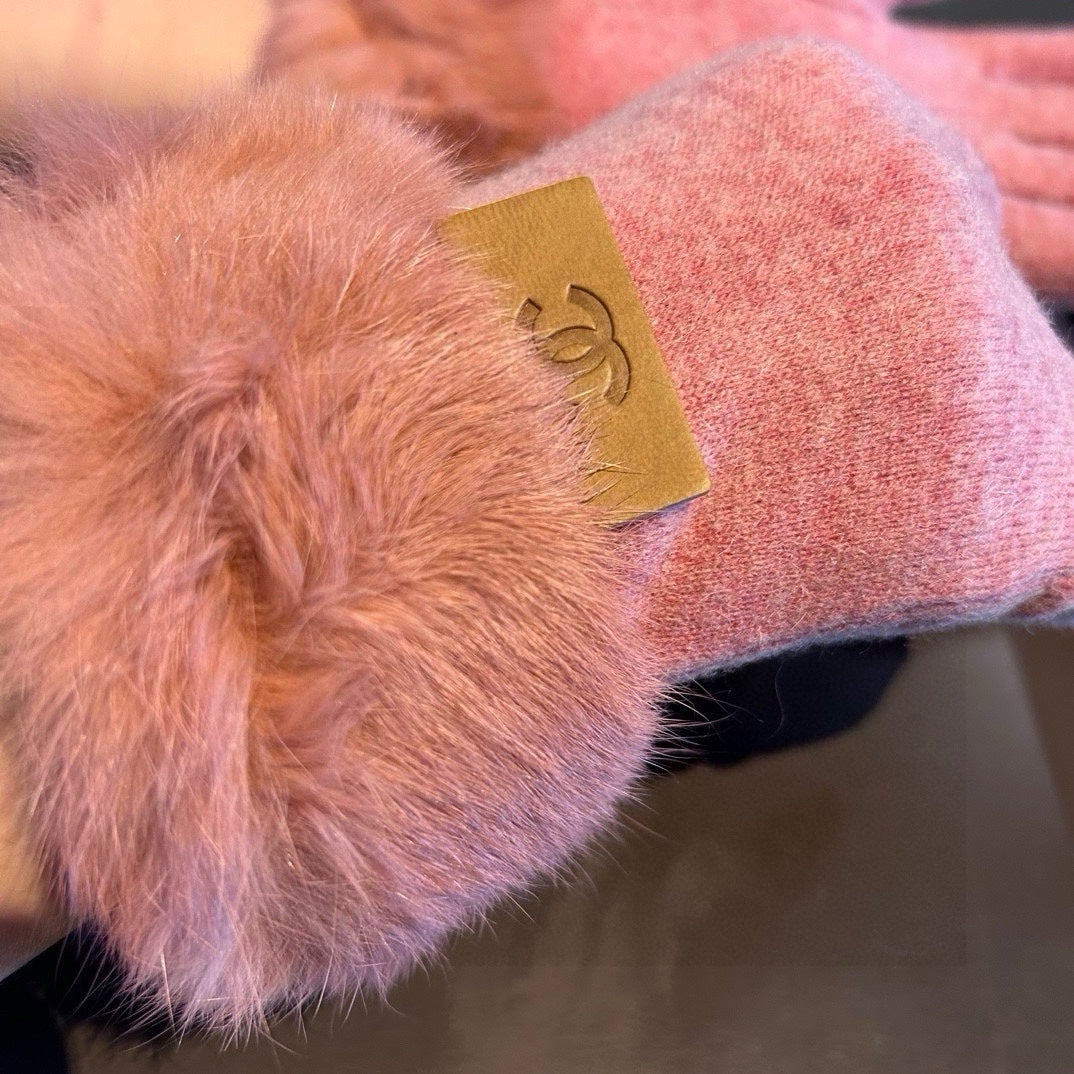 CHANEL GLOVES IN FLAMINGO PINK WOOL AND RABBIT FUR 420534