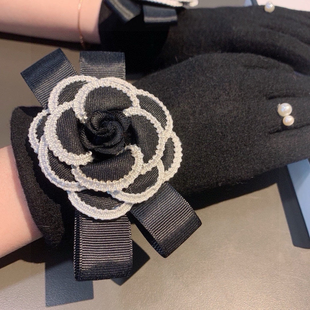 CHANEL GLOVES IN BLACK WOOL WITH FLOWER 456325
