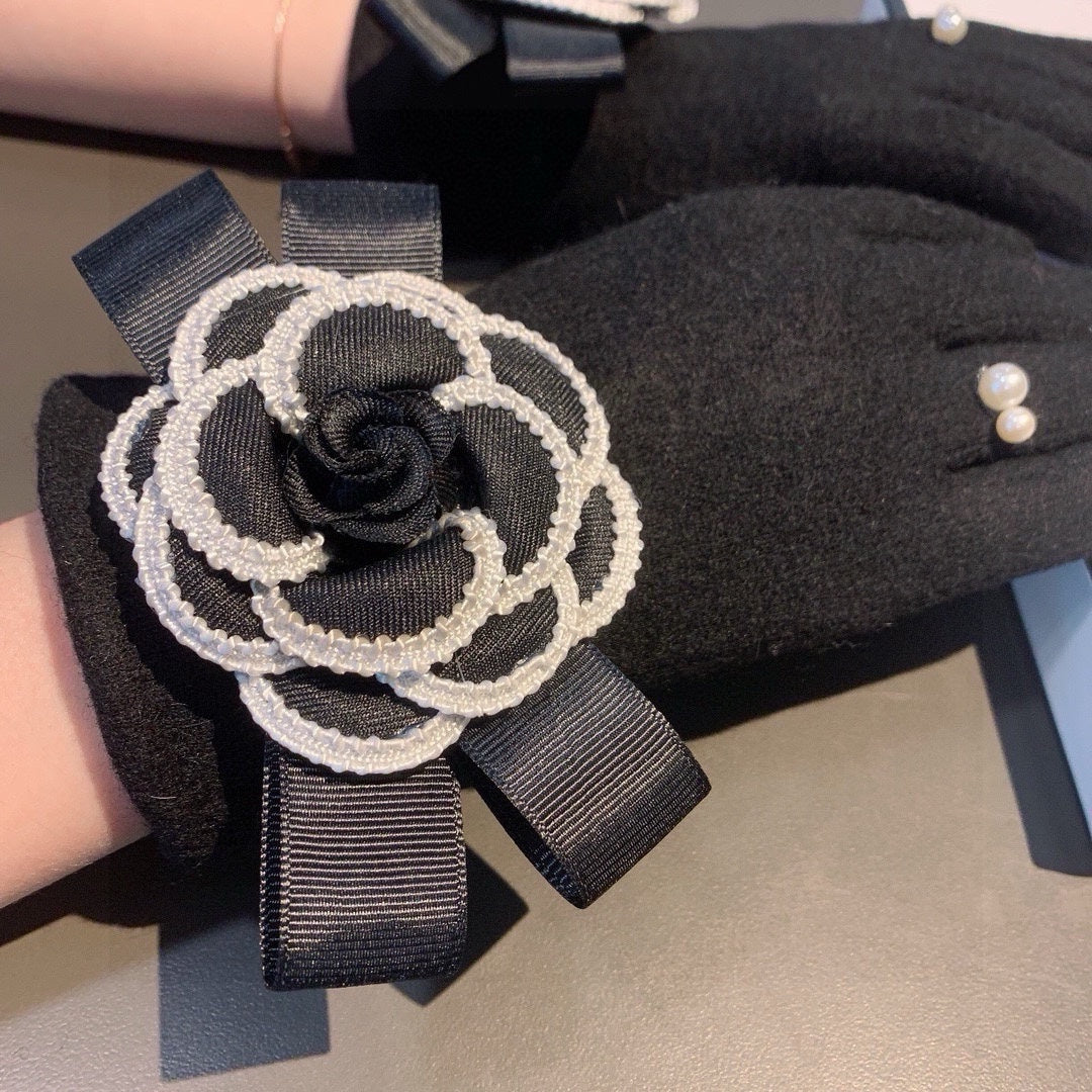 CHANEL GLOVES IN BLACK WOOL WITH FLOWER 456325