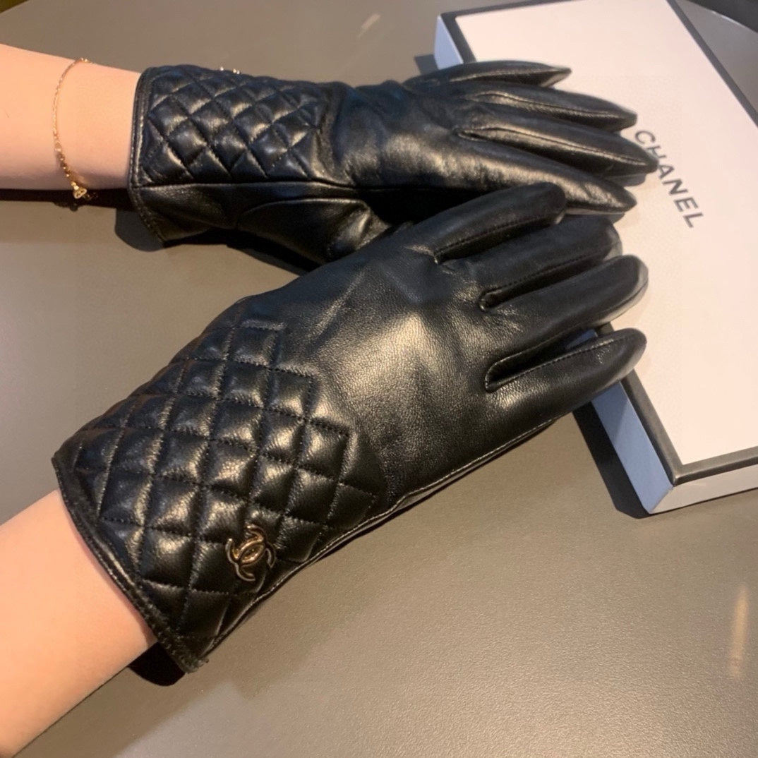 CHANEL GLOVES IN BLACK LAMBSKIN WITH GOLD LOGO 462263