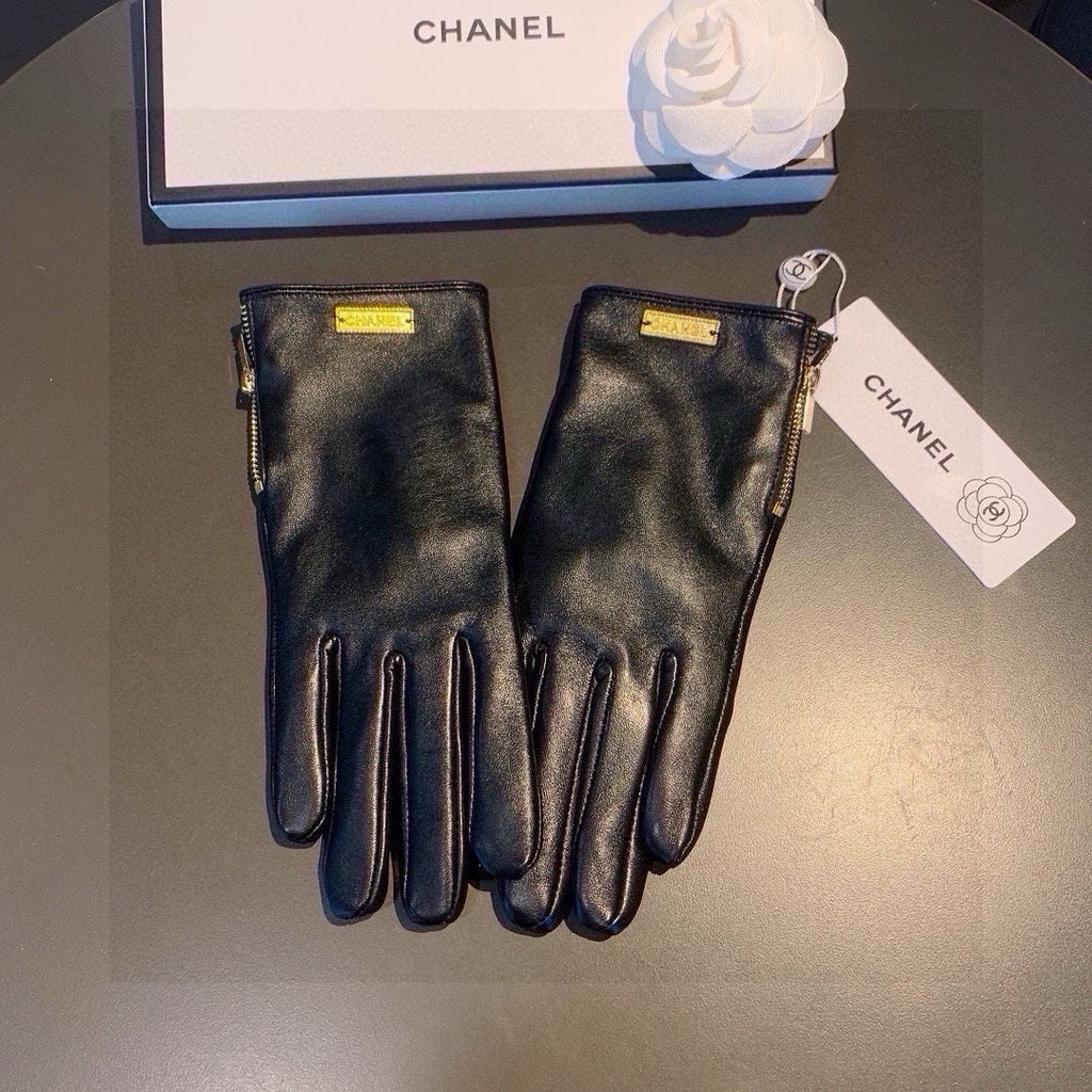 CHANEL TOUCHSCREEN GLOVES IN BLACK LAMBSKIN WITH GOLD LOGO 462271