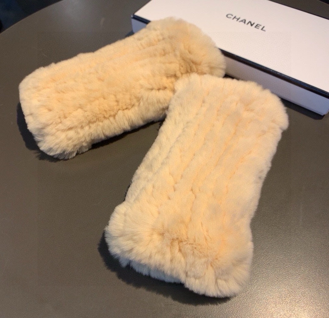CHANEL FINGERLESS HALF GLOVES IN BEIGE CREAM RABBIT FUR 462277