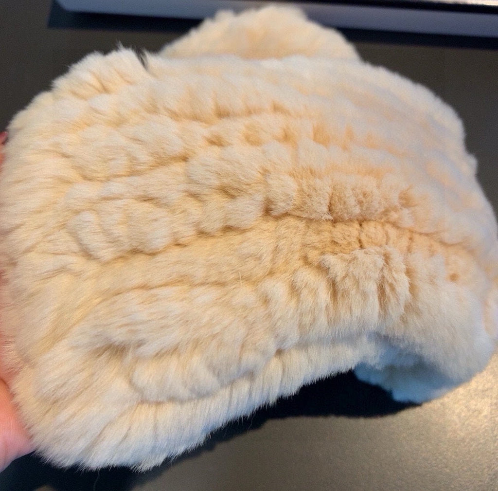 CHANEL FINGERLESS HALF GLOVES IN BEIGE CREAM RABBIT FUR 462277