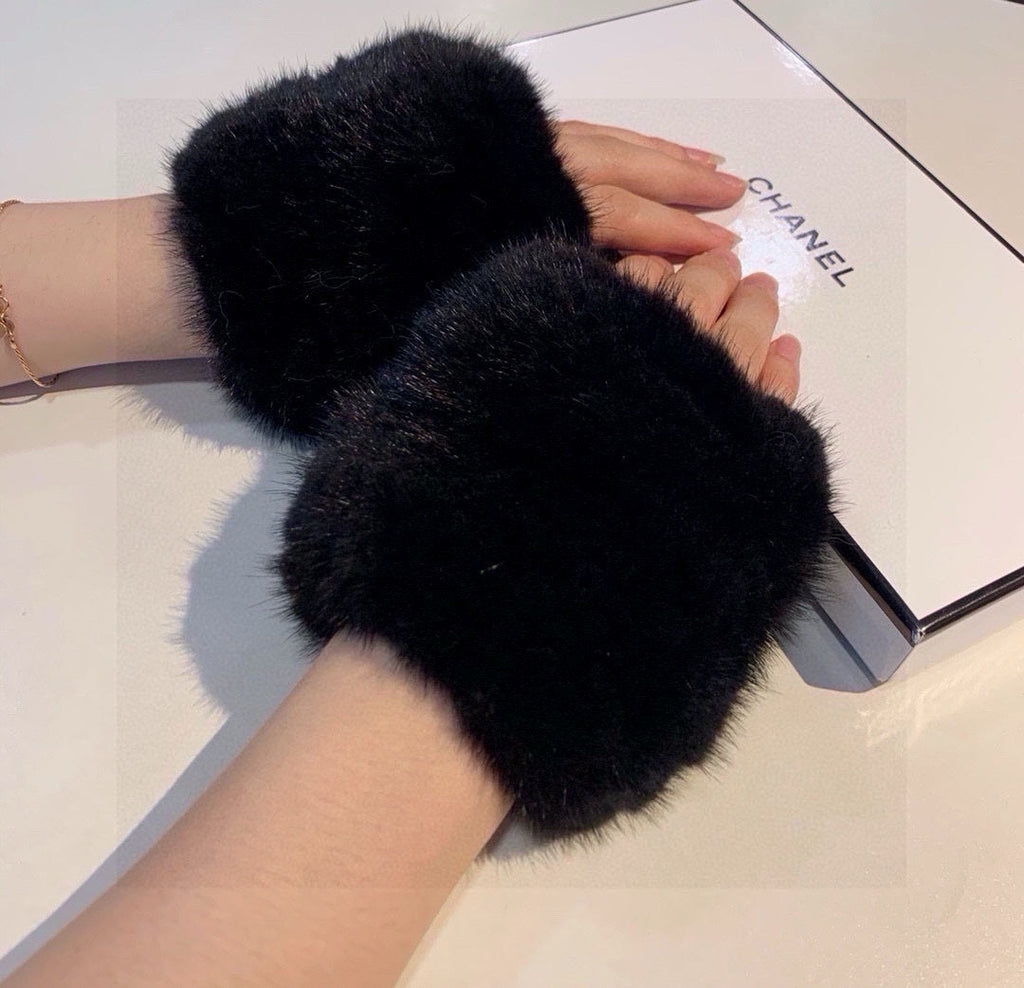 CHANEL FINGERLESS HALF GLOVES IN BLACK RABBIT FUR 462278