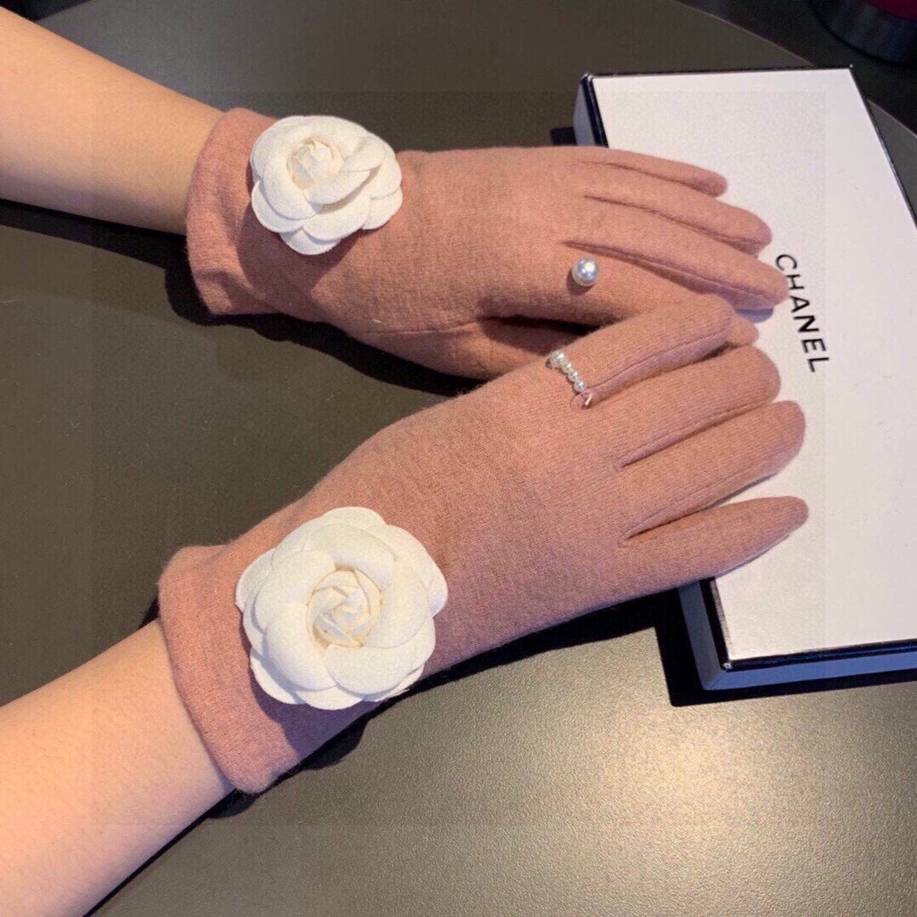 CHANEL GLOVES IN CREPE PINK WOOL WITH LARGE WHITE FLOWER 464992