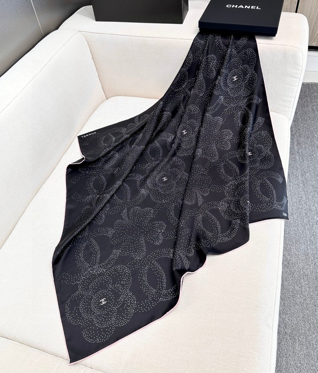 CHANEL 25S SCARF 90 IN SILK 730643