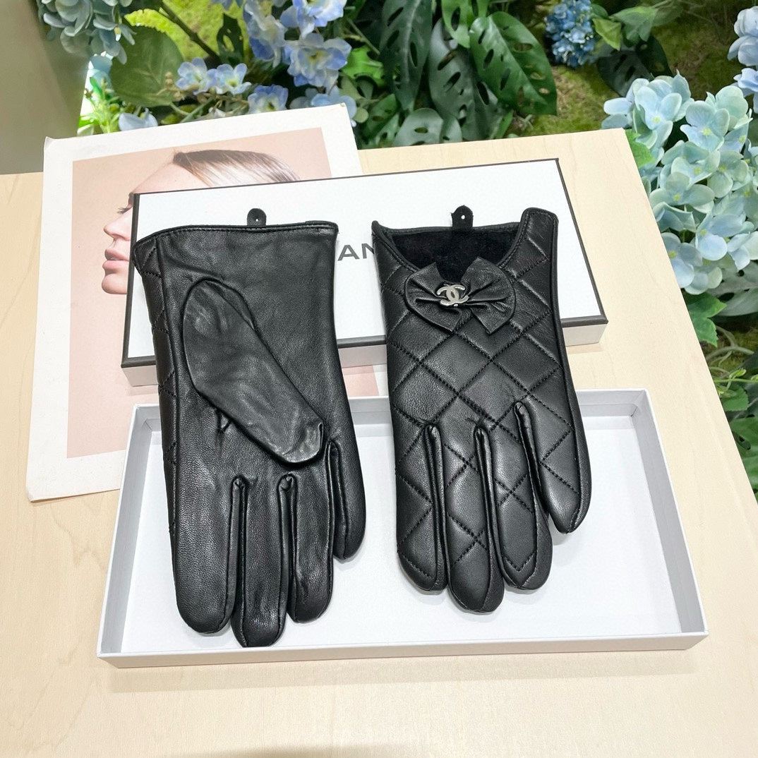 CHANEL GLOVES IN BLACK LAMBSKIN 462417