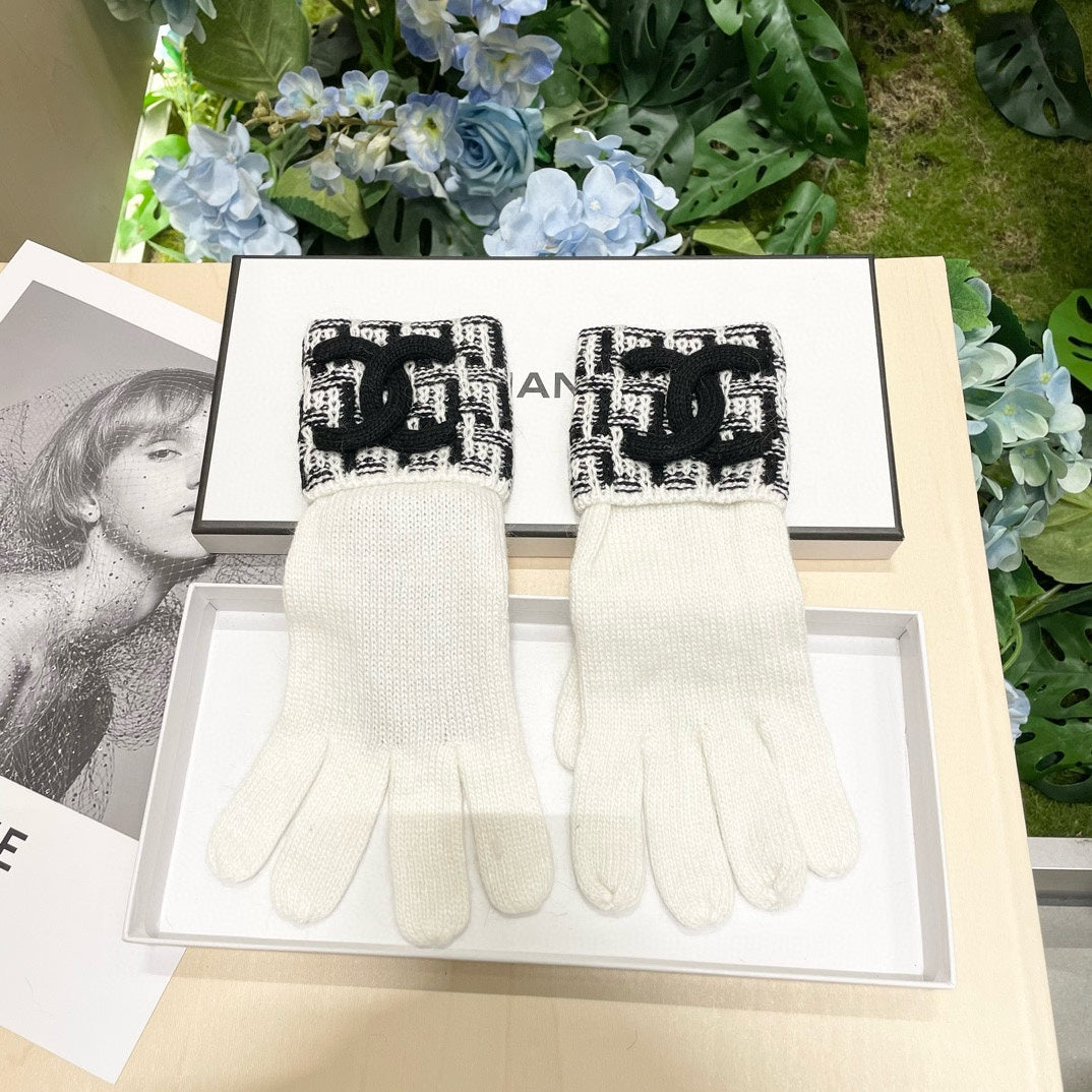 CHANEL GLOVES IN WHITE MIX BLACK WOOL KNIT 462430