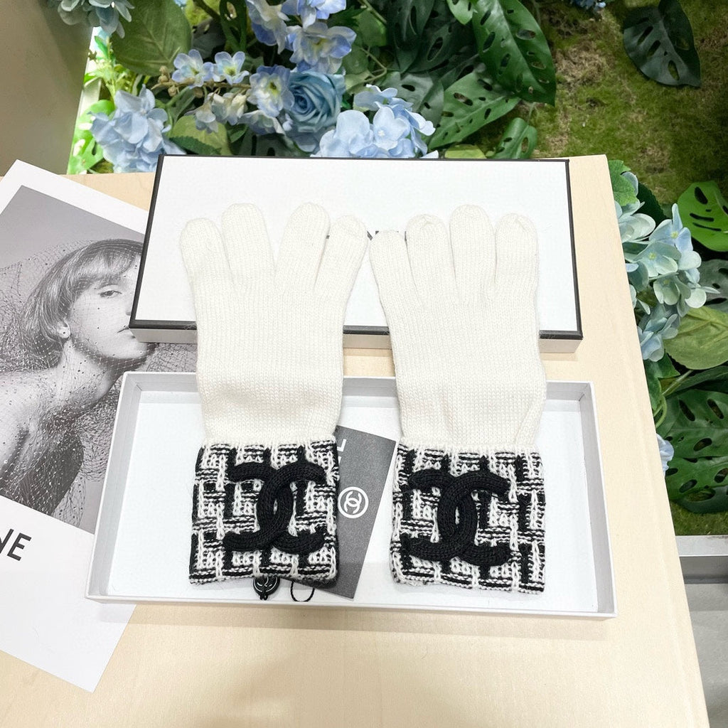 CHANEL GLOVES IN WHITE MIX BLACK WOOL KNIT 462430