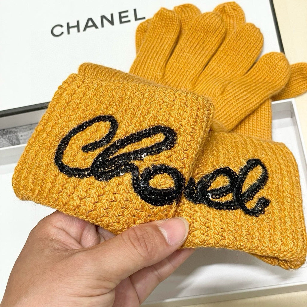 CHANEL GLOVES IN MUSTARD YELLOW WOOL WITH BLACK LOGO 465776